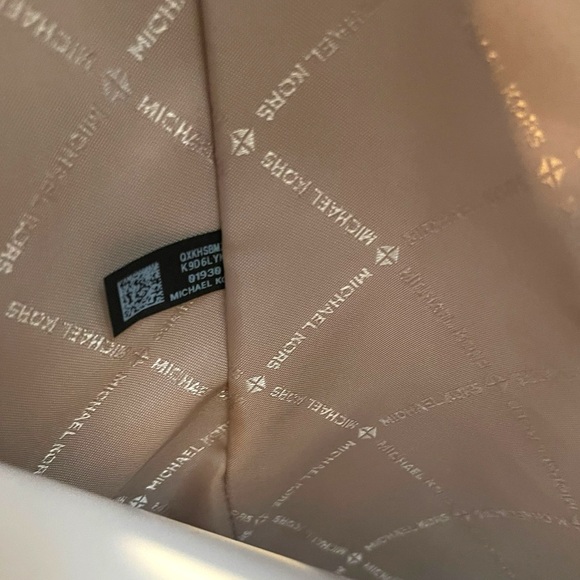 NWT Michael Kors XL Tote - Picture 12 of 12